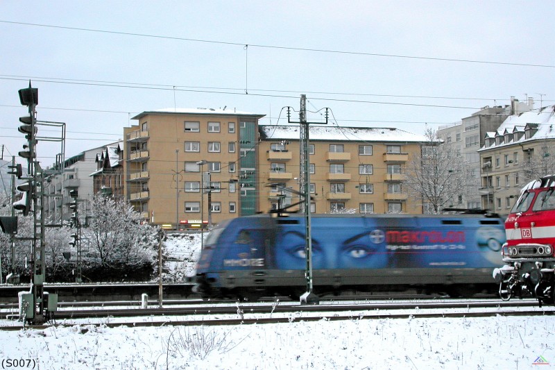 Sichtung 007.jpg - Die BAYER-Werbelok 101 078-4 schiebt einen IC aus Heidelberg Hbf.